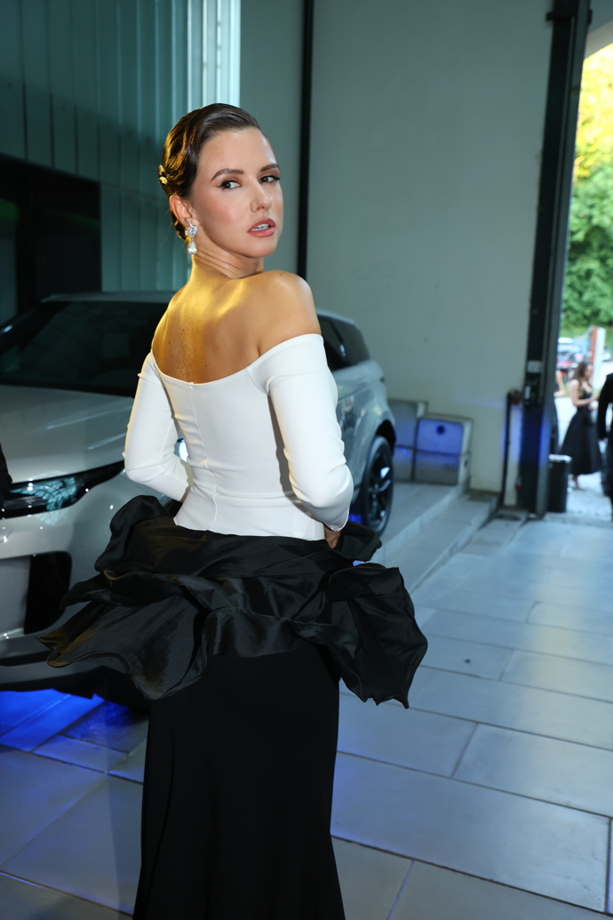 Dominika Branišová vynesla elegantní atypické šaty. 