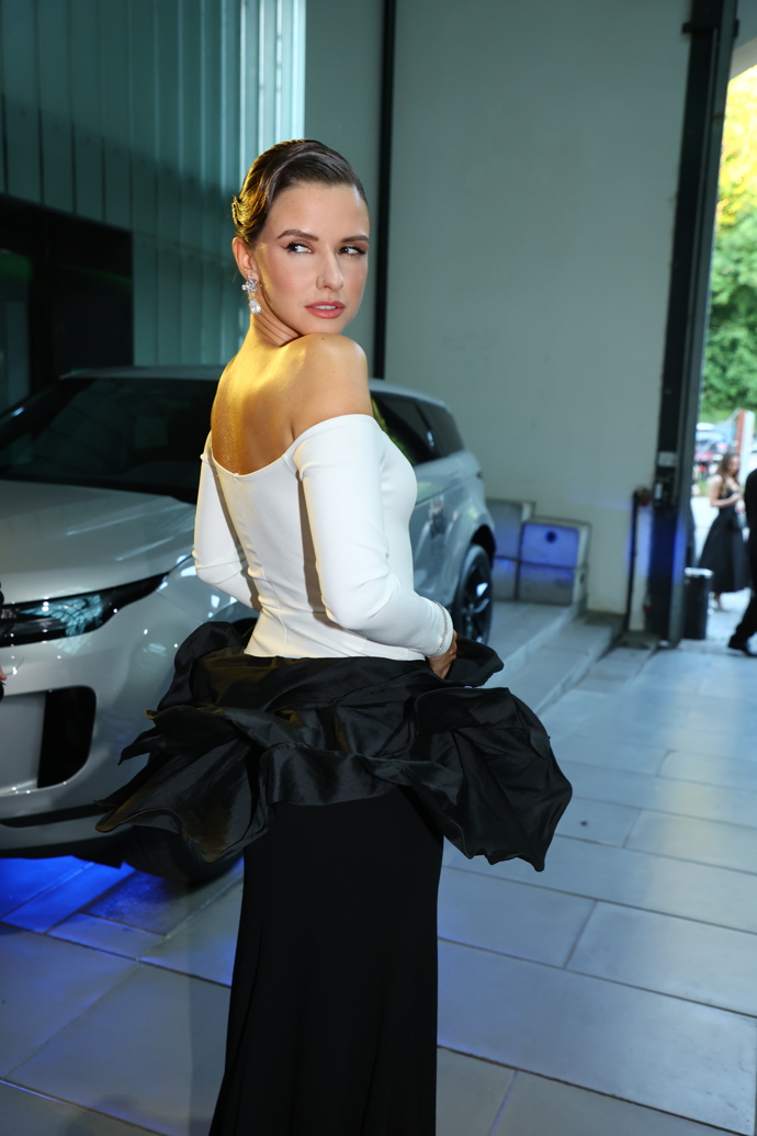 Dominika Branišová vynesla elegantní atypické šaty. 