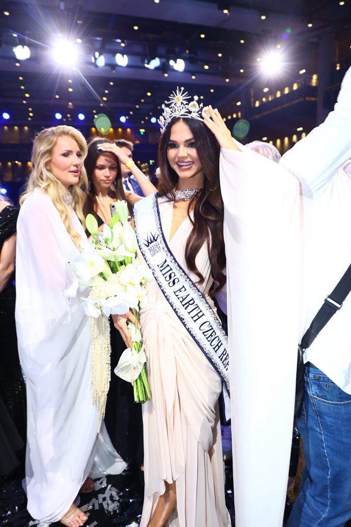 Hana Dědková získala titul Miss Earth.