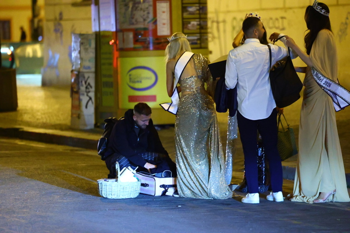  Laura Anna Glozarová vybalila na ulici kufr.