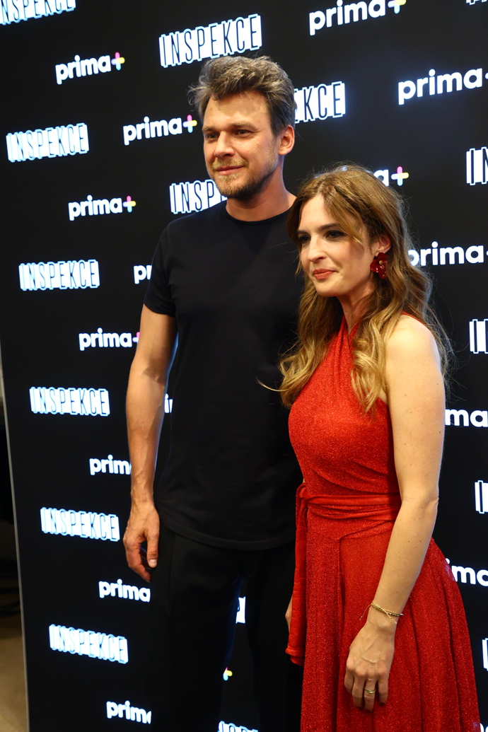 Vojta Dyk a Kristýna Ryška na premiéře seriálu Inspekce. 
