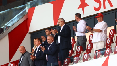 FOTO: Šéf Slavie Jaroslav Tvrdík si zápas Slavie proti Plzně podle všeho užíval.
