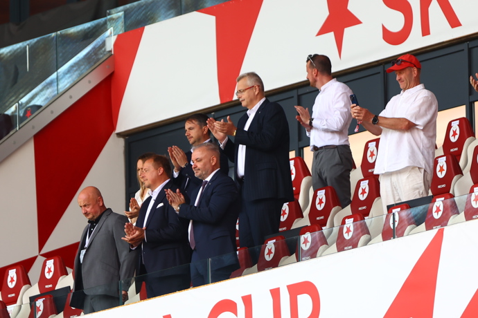 Šéf Slavie Jaroslav Tvrdík si zápas Slavie proti Plzně podle všeho užíval.