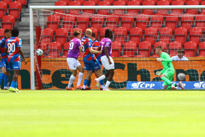 Slavie porazila Plzeň 3:0.