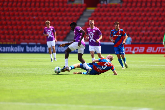 Slavie porazila Plzeň 3:0.