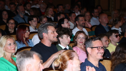 FOTO: Vojta Dyk přišel na premiéru s rodinou.