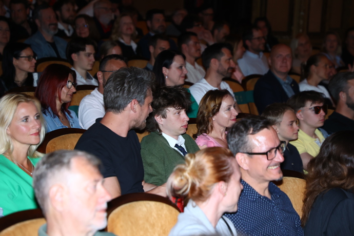 Vojta Dyk vzal na premiéru rodinu.