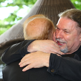 Petr Kolář v dojemném objetí s Petrem Jandou.