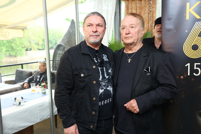 Petr Kolář s Petrem Jandou na křtu jejich nového songu. 