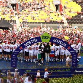 SK Slavia Praha oslavila nakonec titul s fanoušky na hřišti. 