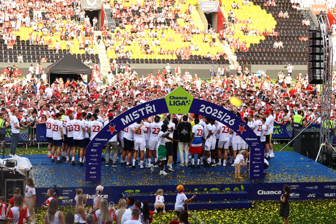 SK Slavia Praha oslavila nakonec titul s fanoušky na hřišti. 