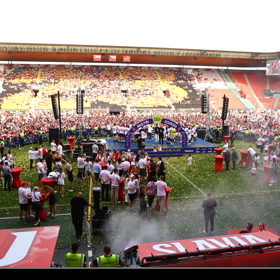 SK Slavia Praha oslavila nakonec titul s fanoušky na hřišti. 