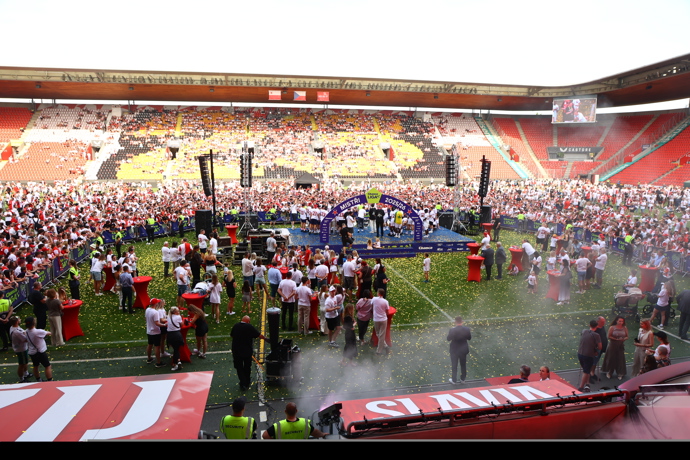 SK Slavia Praha oslavila nakonec titul s fanoušky na hřišti. 
