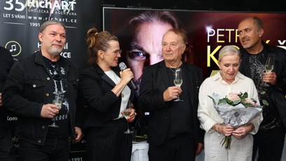 FOTO: Petr Kolář vydal nový singl s legendární skupinou Olympic.