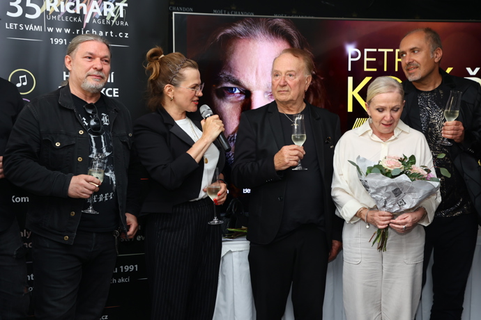Petr Kolář vydal nový singl s legendární skupinou Olympic.