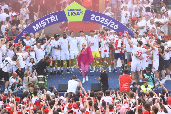 Helena Vondráčková rozpálila fotbalisty a fanoušky v Edenu.