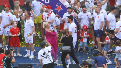 FOTO: Helena Vondráčková rozpálila fotbalisty a fanoušky v Edenu.