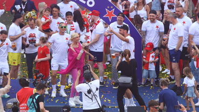 FOTO: Helena Vondráčková rozpálila fotbalisty a fanoušky v Edenu.