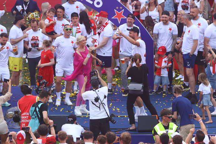 Helena Vondráčková rozpálila fotbalisty a fanoušky v Edenu.