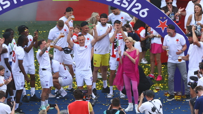 FOTO: Helena Vondráčková rozpálila fotbalisty a fanoušky v Edenu.
