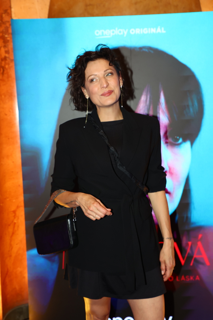 Adéla Elbel byla černá od hlavy k patě-