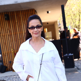 Lucie Bílá vyrazila v překvapivě civilním outfitu. Vystačila si s jednoduchou bílou košilí.