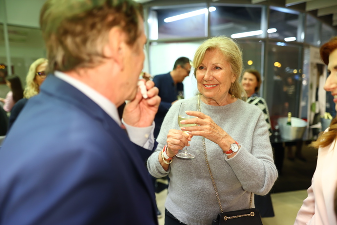 Vlasta Peterková se zapovídala s kolegou Trávníčkem. 