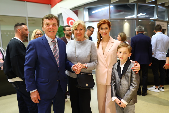 Objevil se i Pavel Trávníček s manželkou Monikou. Uprostřed herečka Vlasta Peterková. 