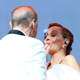 Štefan Margita strčil Monice Absolonové prsty od dortu do úst.