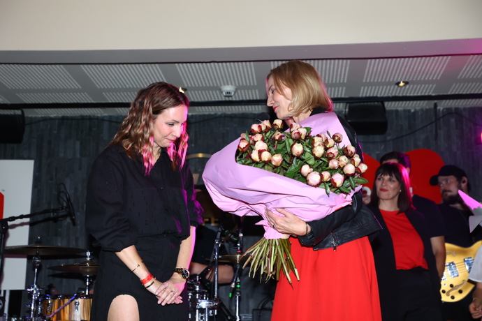 Veronika Arichteva dostala pugéty květin.