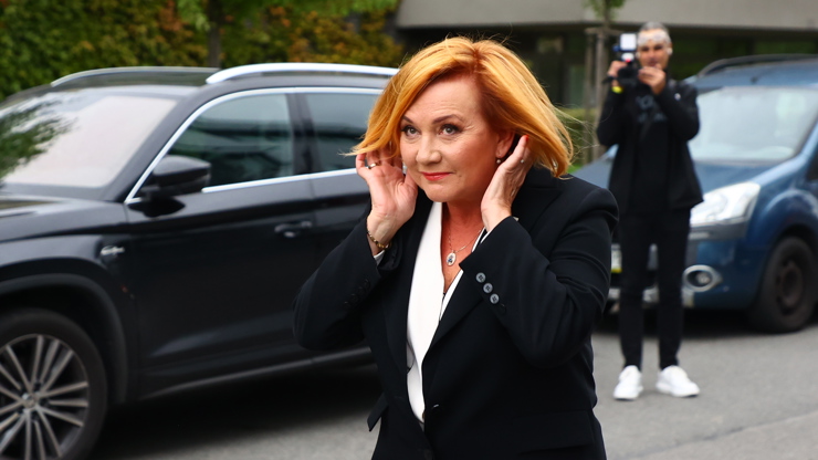 Alena Schillerová si stihla upravit vlasy.