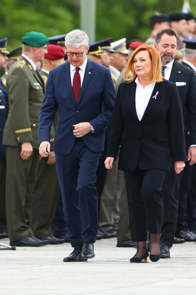Alena Schillerová v elegantním modelu. 