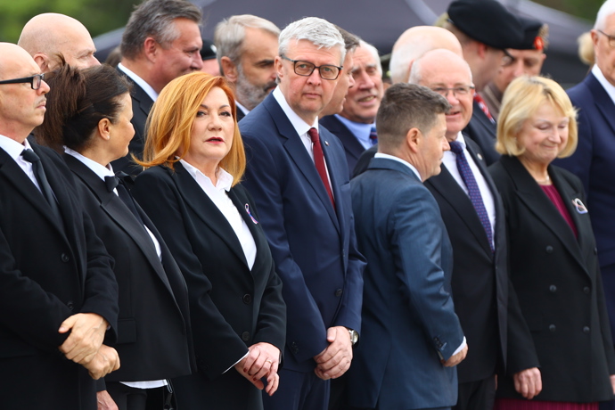 Alena Schillerová vyčnívala. 