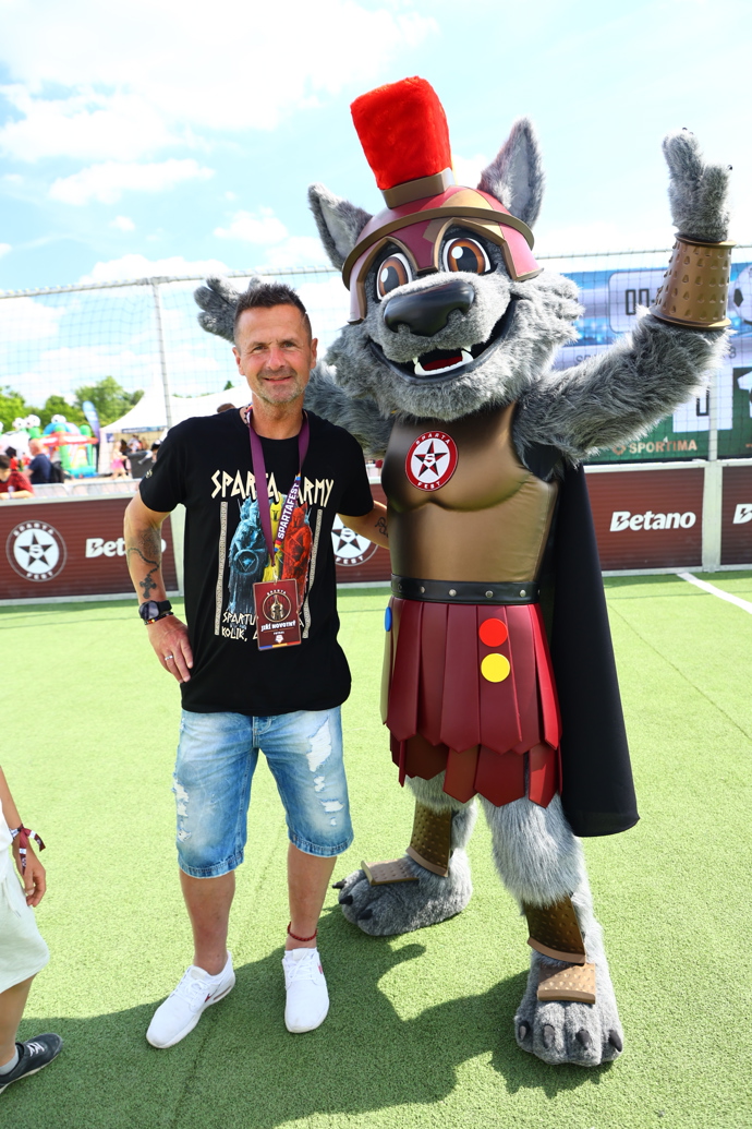 Maskot nemohl chybět.