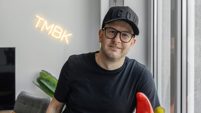 „Jsem v práci osamělý, tak jsem potřeboval změnu,“ říká hvězda internetu TMBK, který nás pozval na exkluzivní návštěvu „Jsem v práci osamělý, tak jsem potřeboval změnu,“ říká hvězda internetu TMBK, který nás pozval na exkluzivní návštěvu