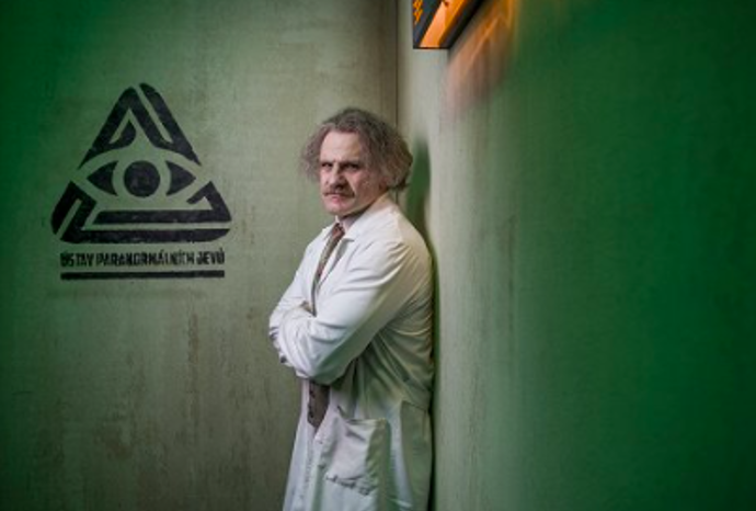 V seriálu To se vysvětlí, soudruzi je Ján k nepoznání V seriálu To se vysvětlí, soudruzi je Ján k nepoznání