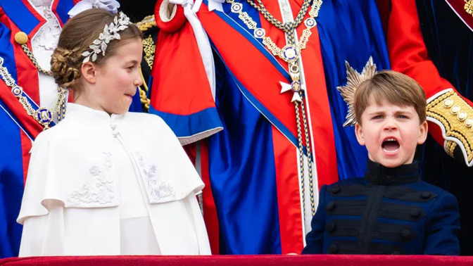 Princ Louis a princezna Charlotte na krounovaci krále Karla III.
