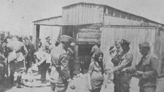 Koncentrační tábor Majdanek - transport nově příchozích vězňů.
Koncentrační tábor Majdanek - transport nově příchozích vězňů.