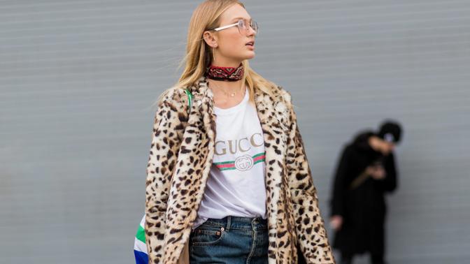 Street style hvězdy právě nosí: Trika s nápisem Street style hvězdy právě nosí: Trika s nápisem