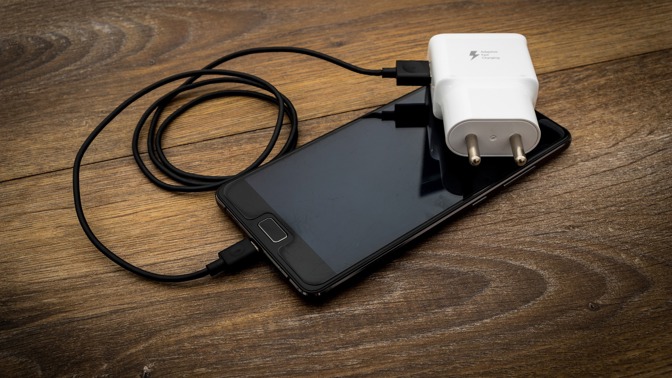 Tikající nebezpečí jménem nabíječka! Proč ji nesmíte nechávat v zásuvce, když už telefon nenabíjíte?