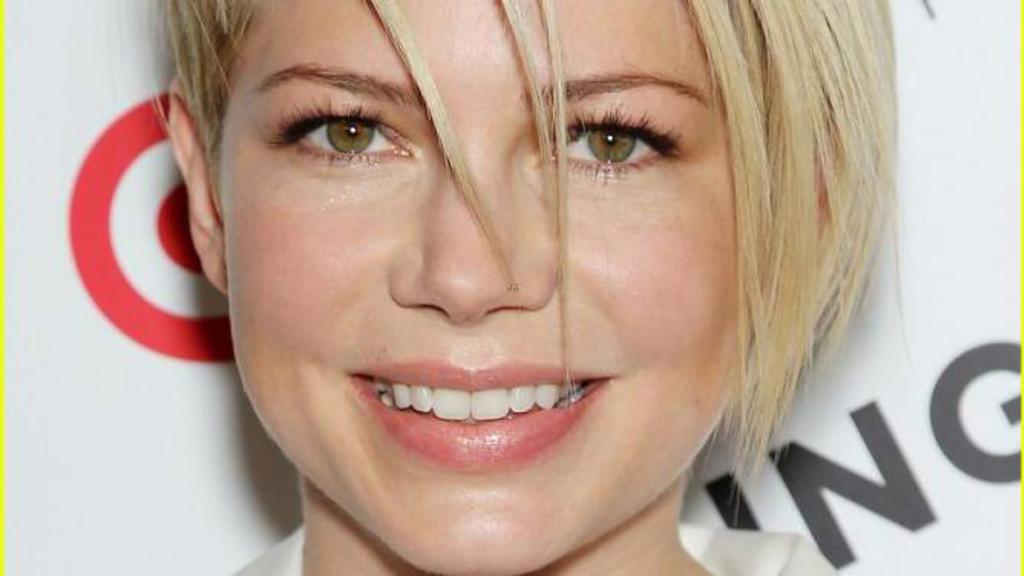 Michelle Williams sluší díky srdcovému tvaru obličeje asymetrický tento účes, díky kterému působí ležérně, a přitom elegantně. Vlasy jsou na jedné straně krátké na druhé straně dlouhé. Stačí je jen po umytí vyfoukat přes kulatý kartáč a konečky jemně ošetřit voskem.
