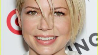 Michelle Williams sluší díky srdcovému tvaru obličeje asymetrický tento účes, díky kterému působí ležérně, a přitom elegantně. Vlasy jsou na jedné straně krátké na druhé straně dlouhé. Stačí je jen po umytí vyfoukat přes kulatý kartáč a konečky jemně ošetřit voskem.
