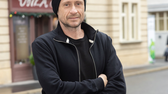 Nekonečný seriál Ulice sleduje dramatické osudy několika rodin žijících v sousedství
