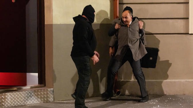 Hned v pondělí dojde k brutálnímu napadení provozního klubu Koníčka, místo tří králů se v Ulici objeví ohnivý oř ohrožující domovy i provozovny místních. Je to jen náhoda?
