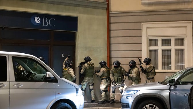 Kdysi to bývala klidná čtvrť, ale co se tu děje teď, to je prostě vrchol! Je to tady jako v Palermu.
