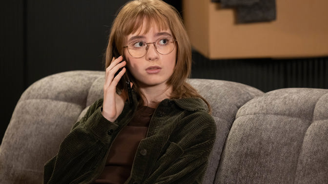 Pro Blanku je to šok. Myšlenka, že její dcera žije v polyamorním vztahu, je pro ni jen těžko přijatelná.
Pro Blanku je to šok. Myšlenka, že její dcera žije v polyamorním vztahu, je pro ni jen těžko přijatelná.