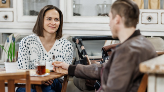 Nekonečný seriál Ulice sleduje dramatické osudy několika rodin žijících v sousedství
Nekonečný seriál Ulice sleduje dramatické osudy několika rodin žijících v sousedství