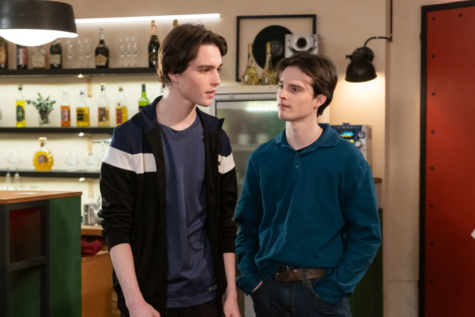 Nekonečný seriál Ulice sleduje dramatické osudy několika rodin žijících v sousedství