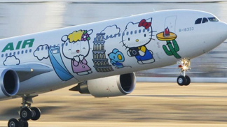 Jak Taiwanci slaví Den otců? Na palubě letadla, které zdobí postavička Hello Kitty