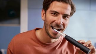 Kartáčky Philips Sonicare nové generace jsou až 10x efektivnější než běžné čištění. 
